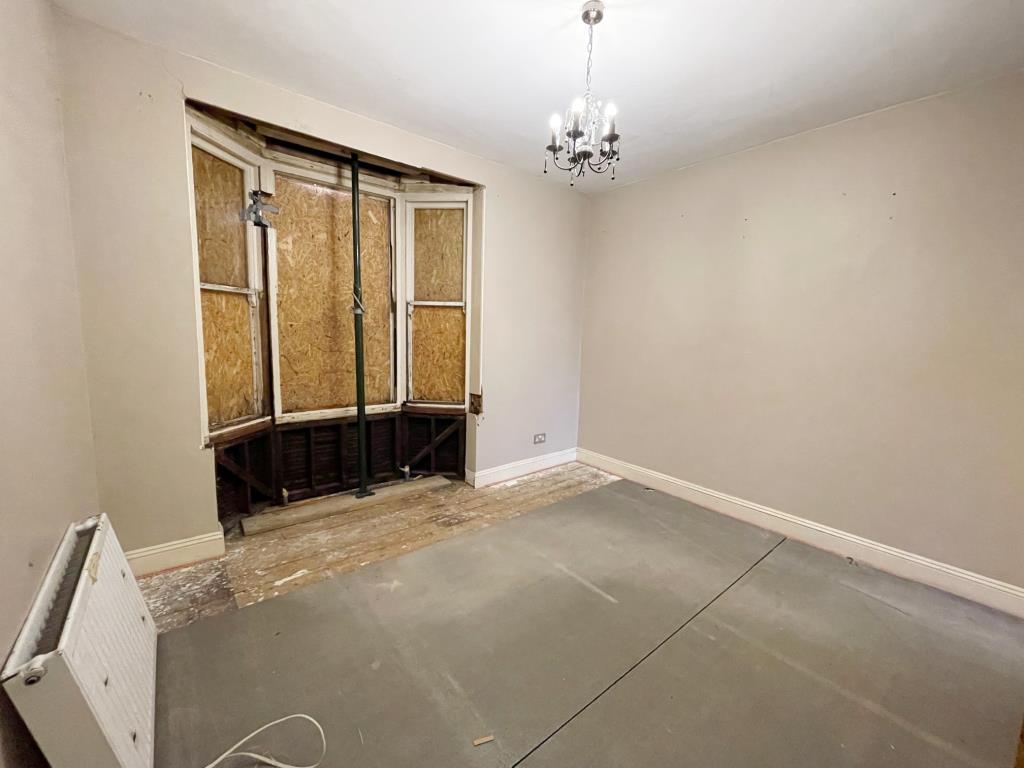 Lot: 49 - VACANT SEMI-DETACHED HOUSE FOR IMPROVEMENT - 